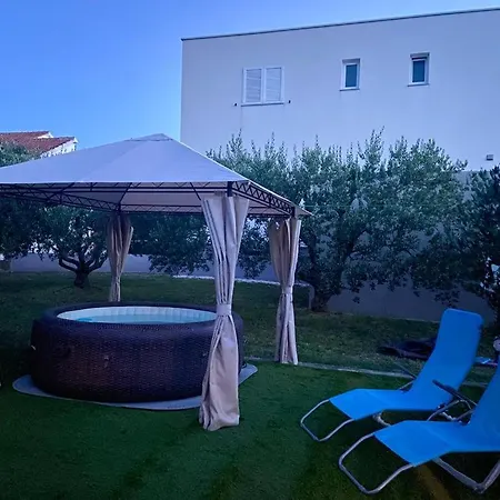 Luxury Penthouse With Jacuzzi Apartamento Podgradina (Posedarje)